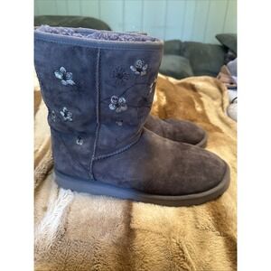 UGG CLASSIC MINI BLOSSOM Grey Y2K BOOTS US 11 Eeuc ‎ Embroidered  Floral